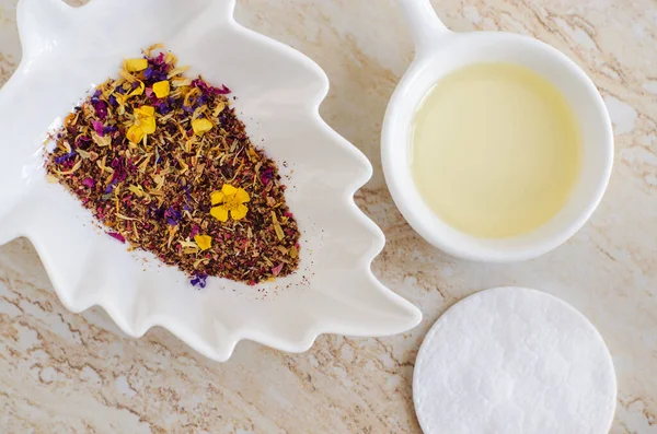 Mangkuk Porselen Putih Kecil Dengan Minyak Aroma Kosmetik Pijat Pembersihan — Stok Foto