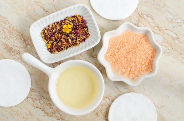 Mangkuk Putih Kecil Dengan Kosmetik Pijat Pembersihan Minyak Aroma Garam — Stok Foto