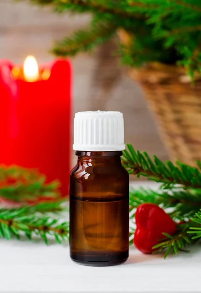 Botol Kecil Minyak Esensial Dan Cabang Cemara Hadiah Natal Atau — Stok Foto