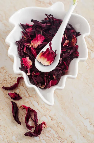 Bunga Kembang Sepatu Kering Dalam Mangkuk Porselen Putih Fokus Selektif — Stok Foto