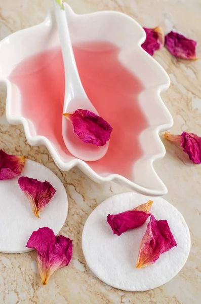 Mangkuk Porselen Putih Dengan Air Mawar Toner Bantalan Kapas Dan — Stok Foto