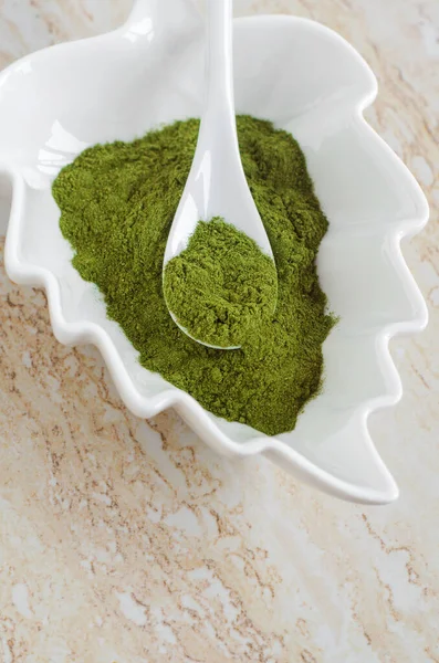 Weiße Porzellanschale Mit Matcha Grüntee Pulver Henna Algen Natürliche Schönheitsbehandlung — Stockfoto