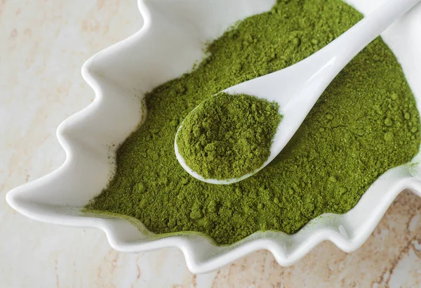 Weiße Porzellanschale Mit Matcha Grüntee Pulver Natürliche Schönheitsbehandlung Und Wellness — Stockfoto