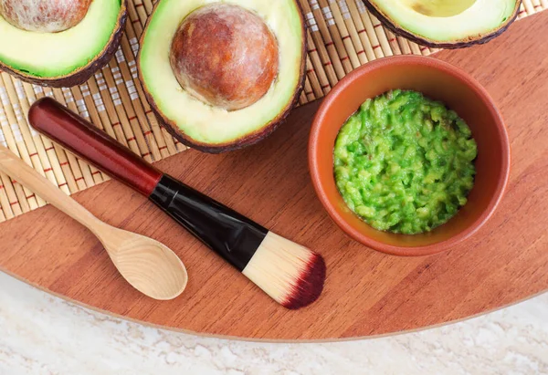 Puré Aguacate Fresco Tazón Barro Pequeño Cepillo Maquillaje Mascarilla Casera —  Fotos de Stock