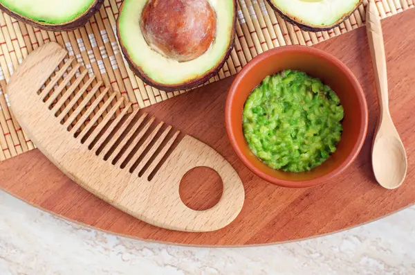 Puré Aguacate Fresco Tazón Barro Pequeño Cepillo Para Cabello Madera —  Fotos de Stock