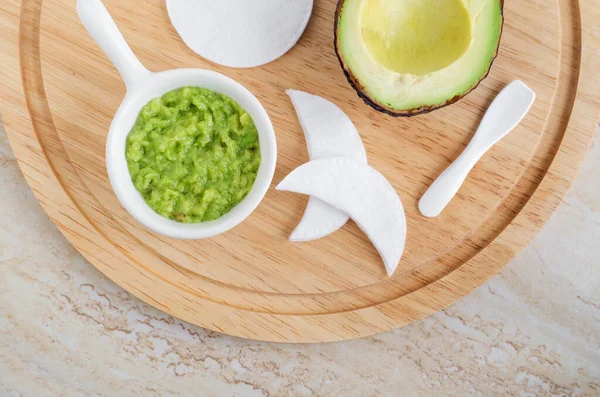 Puré Aguacate Fresco Tazón Blanco Pequeño Parches Para Los Ojos —  Fotos de Stock