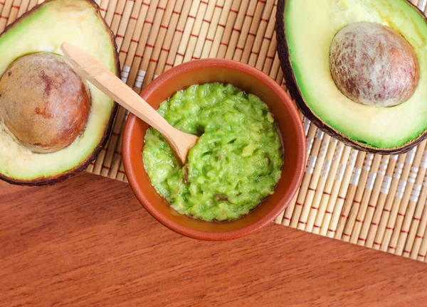 Puré Aguacate Fresco Tazón Barro Pequeño Guacamole Mascarilla Casera Tratamiento —  Fotos de Stock