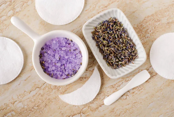 Pequena Tigela Porcelana Com Sais Banho Roxo Embeber Flores Lavanda — Fotografia de Stock