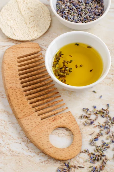 Pequena Tigela Branca Com Aroma Óleo Cosmético Flores Lavanda Seca — Fotografia de Stock