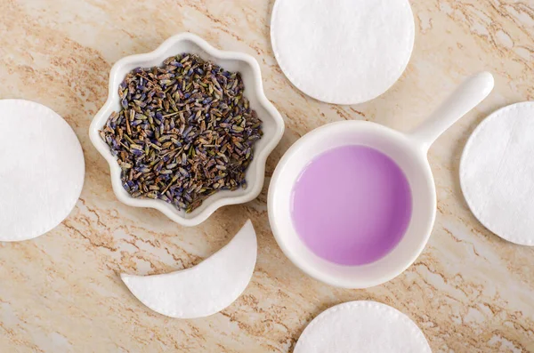 Pequeños Cuencos Blancos Con Aroma Púrpura Flores Secas Lavanda Almohadillas — Foto de Stock