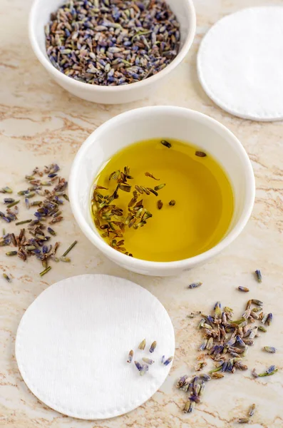 Tazón Blanco Pequeño Con Aceite Cosmético Aromático Flores Secas Lavanda — Foto de Stock