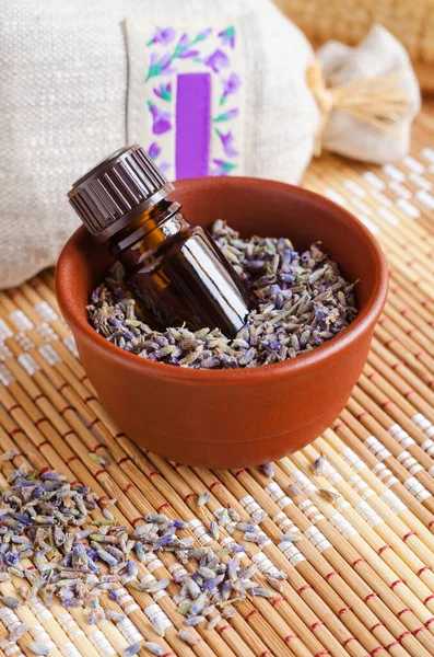 Liten Flaska Med Eterisk Lavendelolja Extrakt Tinktur Infusion Parfym Aromaterapi — Stockfoto