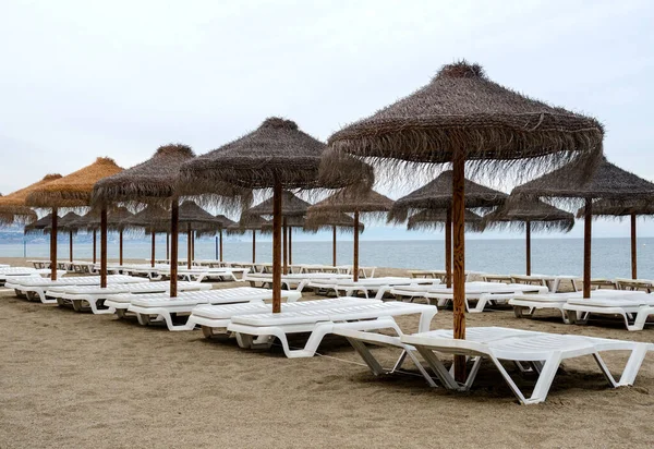 Plaża Costa Del Sol Pochmurną Pogodę Koniec Sezonu Puste Leżaki — Zdjęcie stockowe