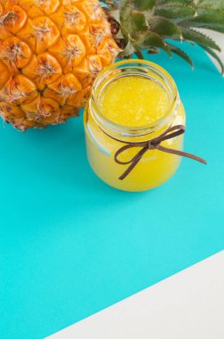 Küçük cam bir kavanozda ev yapımı ananas meyve fırçası (banyo suyu, yüz maskesi). Doğal güzellik tedavisi ve spa tarifi. Boşluğu kopyala