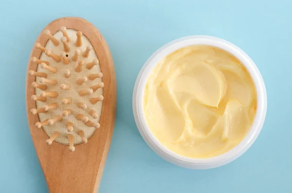 Geel Gezichtsmasker Bananengezichtscrème Karitéboter Haarmasker Body Butter Houten Haarborstel Natuurlijke — Stockfoto