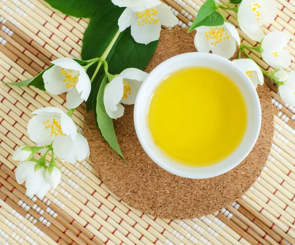 Liten Vit Skål Med Kosmetiska Massage Rengöring Aromaolja Och Vita — Stockfoto