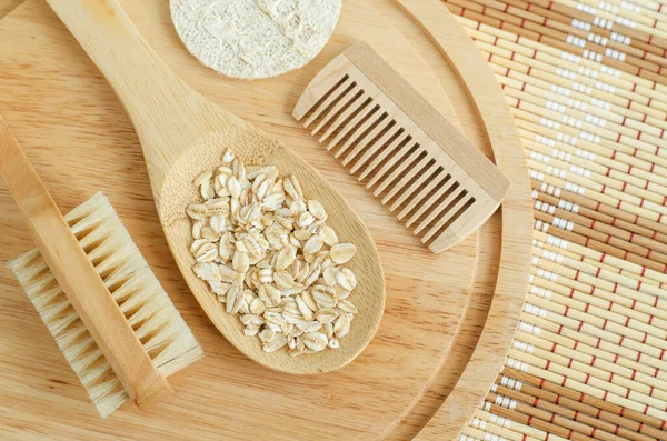 Sendok Kayu Dengan Oatmeal Sisir Rambut Dan Sikat Tubuh Pijat — Stok Foto