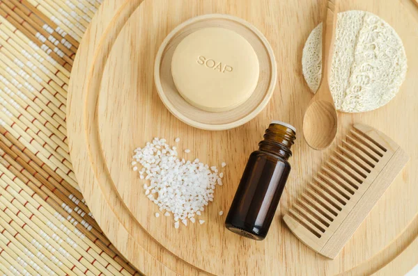 Botol Dengan Minyak Esensial Garam Mandi Sabun Sampo Padat Dan — Stok Foto