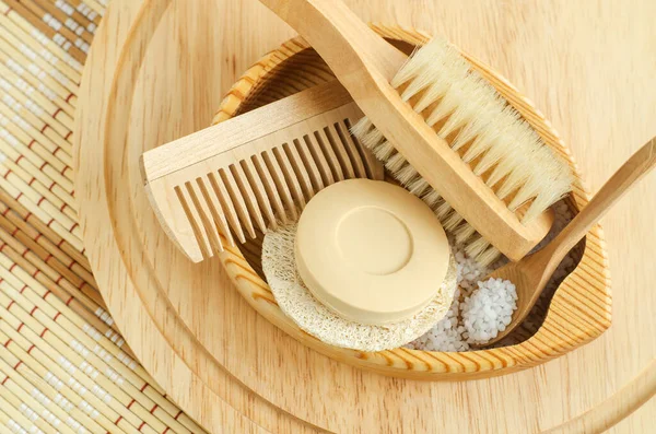 Bir Kalıp Sabun Sağlam Şampuan Ahşap Saç Fırçası Vücut Masaj — Stok fotoğraf