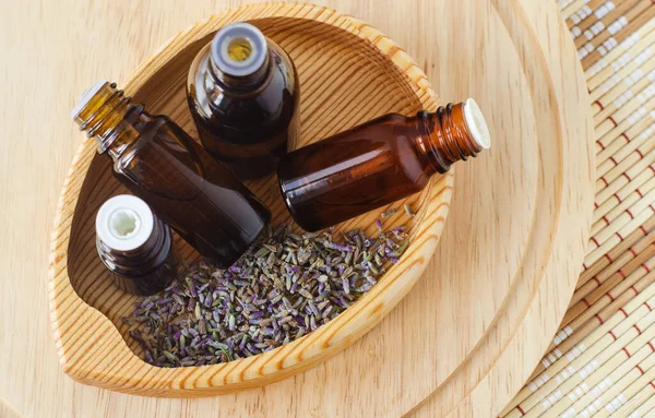 라벤더가 그릇과 필수적 기름이 Aromatherapy — 스톡 사진