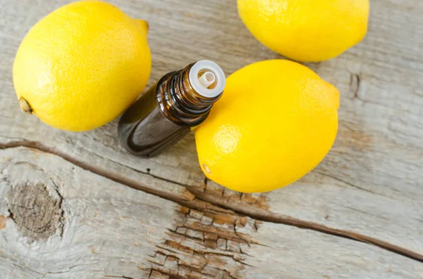 Botol Kecil Dengan Minyak Lemon Esensial Ekstrak Pulasan Infus Parfum — Stok Foto