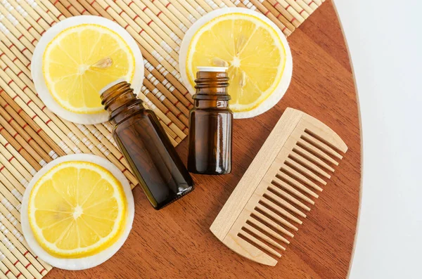 Dua Botol Kecil Dengan Minyak Lemon Esensial Ekstrak Jahitan Infus — Stok Foto
