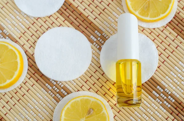 Botol Kecil Dengan Minyak Lemon Esensial Ekstrak Pulasan Infus Parfum — Stok Foto