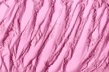 Açık pembe kozmetik kil tozu (aljinat yüz maskesi, vücut sargısı, makyaj kızartıcısı) dokusu yakın, seçici odaklanma. Fırça darbeleriyle soyut gül arkaplanı. 