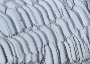 Gri bentonit kil tozu (aljinat, yüz maskesi, göz farı, vücut ambalajı) dokusu yakın, seçici odaklanma. Soyut arkaplan. 