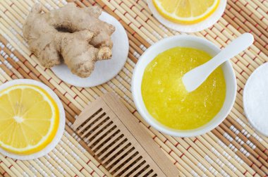 Ev yapımı limon ve zencefil (banyo tuzu, ayak yıkama, yüz veya saç maskesi) küçük beyaz bir kasede. Doğal güzellik tedavisi, saç bakımı ve spa tarifi. Üst görünüm, alanı kopyala. 