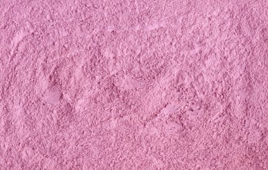 Gül kozmetik kil tozu (aljinat yüz maskesi, vücut sargısı, makyaj kızartıcısı) dokusu yakın, seçici odaklanma. Soyut soluk pembe arkaplan. 