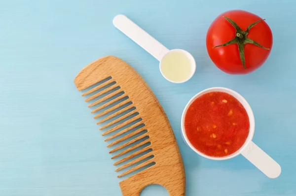 Tomat Puree Segar Dalam Mangkuk Kecil Dan Sikat Rambut Kayu — Stok Foto