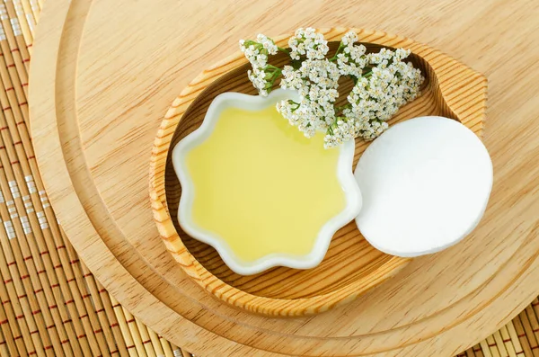 Malá Bílá Miska Kosmetickým Čistícím Aromatickým Olejem Bavlněnými Polštářky Bílými — Stock fotografie