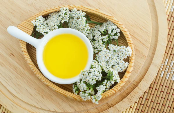 Mangkuk Putih Kecil Dengan Minyak Wangi Kosmetik Pembersihan Dan Bunga — Stok Foto