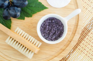 Ev yapımı üzüm ve şeker kaplı küçük beyaz kase (banyo tuzu, ayak yıkama) Doğal güzellik tedavisi ve spa tarifi. Üst görünüm.