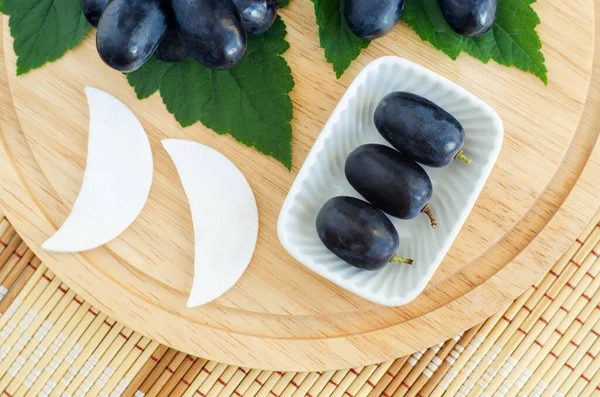 Fresh Blue Grapes Cotton Eye Patches Preparing Homemade Face Eye — Stock Photo, Image