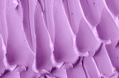 Mor kil (aljinat yüz maskesi, vücut ambalajı, saç şampuanı, saç kremi) dokusu yakın, seçici odaklanma. Fırça leylekleri ile soyut lavanta arkaplanı.