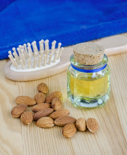 Piccola bottiglia di olio di mandorle — Foto Stock