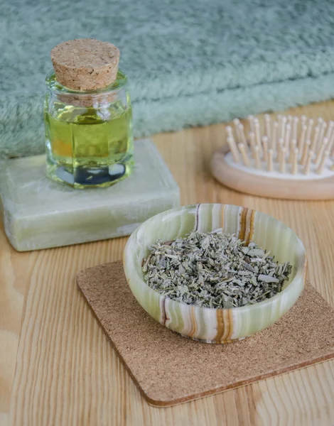 Сушеные травы, масло и органическое мыло для ухода за кожей и волосами — стоковое фото