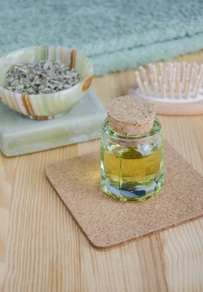 Kleine Flasche Kosmetiköl, getrocknete Kräuter und Bio-Seife — Stockfoto