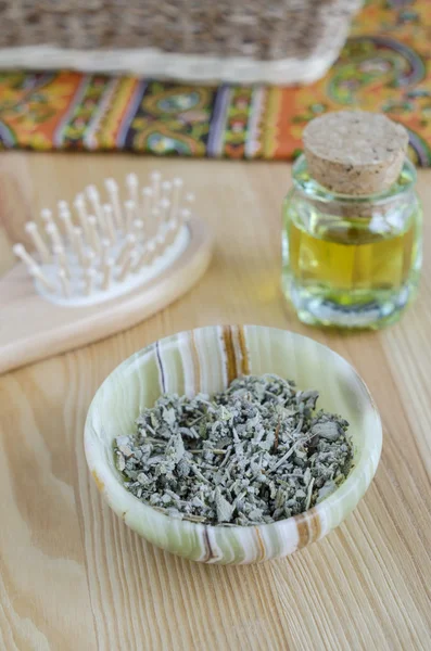 Herbes séchées et huile cosmétique pour soins de la peau et des cheveux — Photo