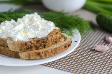 krem peynir ile dilimlenmiş ekmek