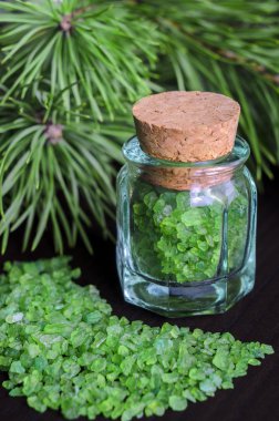 Banyo tuzu çam özü ile küçük şişe