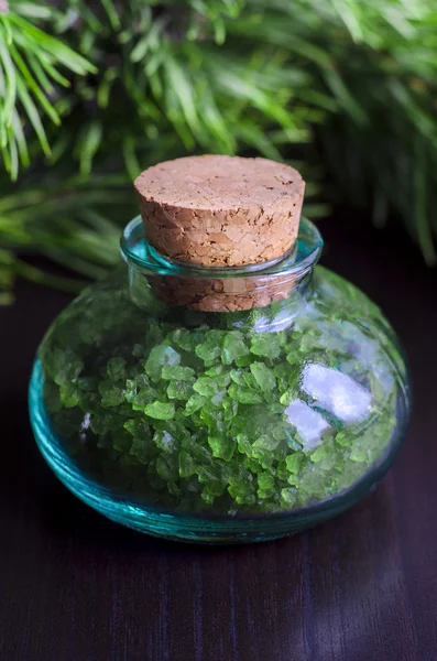 Petite bouteille de sel de bain avec extrait de pin — Photo