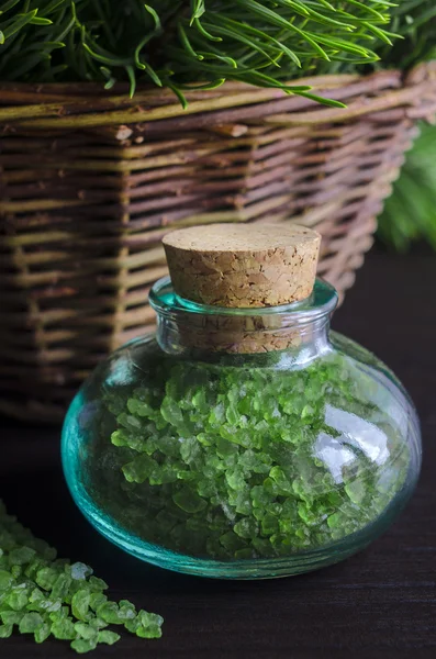 Botol kecil garam mandi dengan ekstrak pinus — Stok Foto