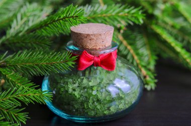 Küçük şişe banyo tuzu ve Noel ağacı dalları