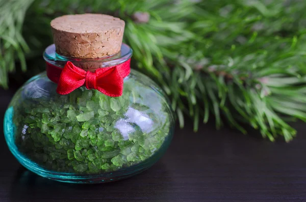 Petite bouteille de sel de bain avec extrait de pin — Photo