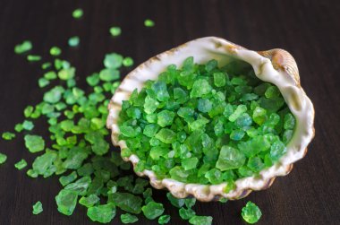 Bir deniz kabuğu yeşil banyo tuzu