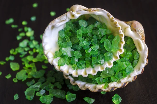 Bir deniz kabuklarını yeşil banyo tuzu