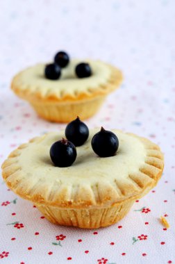 Ev yapımı mini kek çilek ile